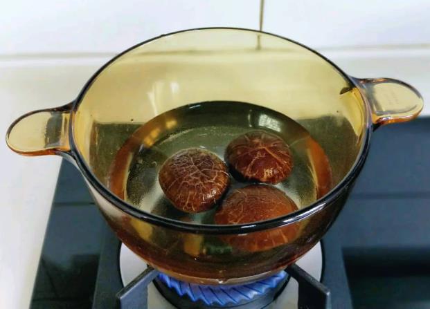 香菇豆腐鲫鱼汤的做法 一道清香的鲫鱼汤，补虚通乳，营养又补钙